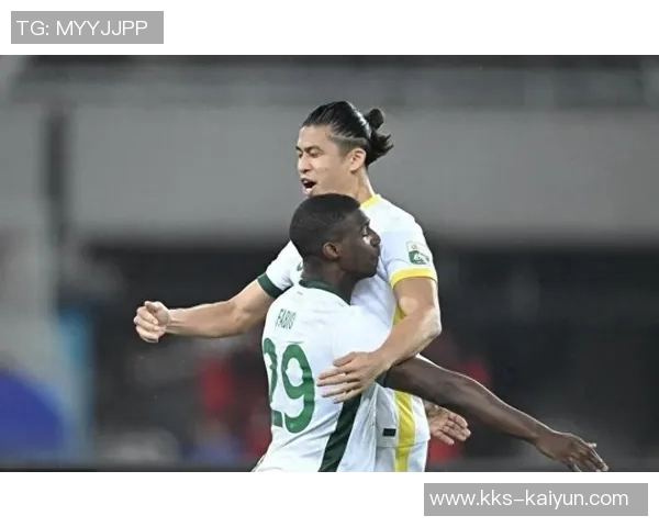 塞尔吉尼奥倒三角配合张玉宁扫射破门：足球场上的火花与激情